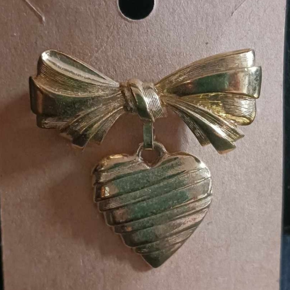 Vintage Heart Ribbon Brooch